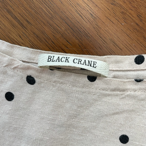 Black crane linen dotted tee. - Picture 7 of 10